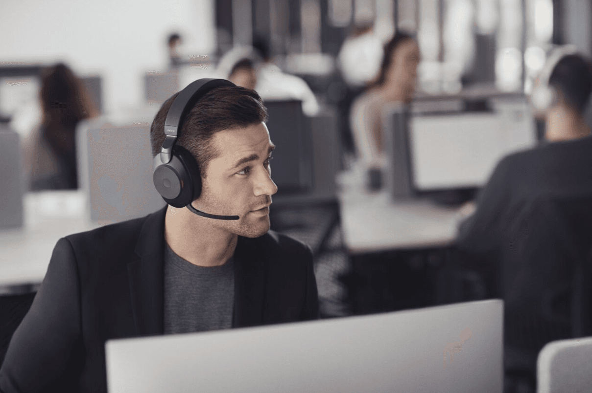Profissional usando headset Jabra em escritório