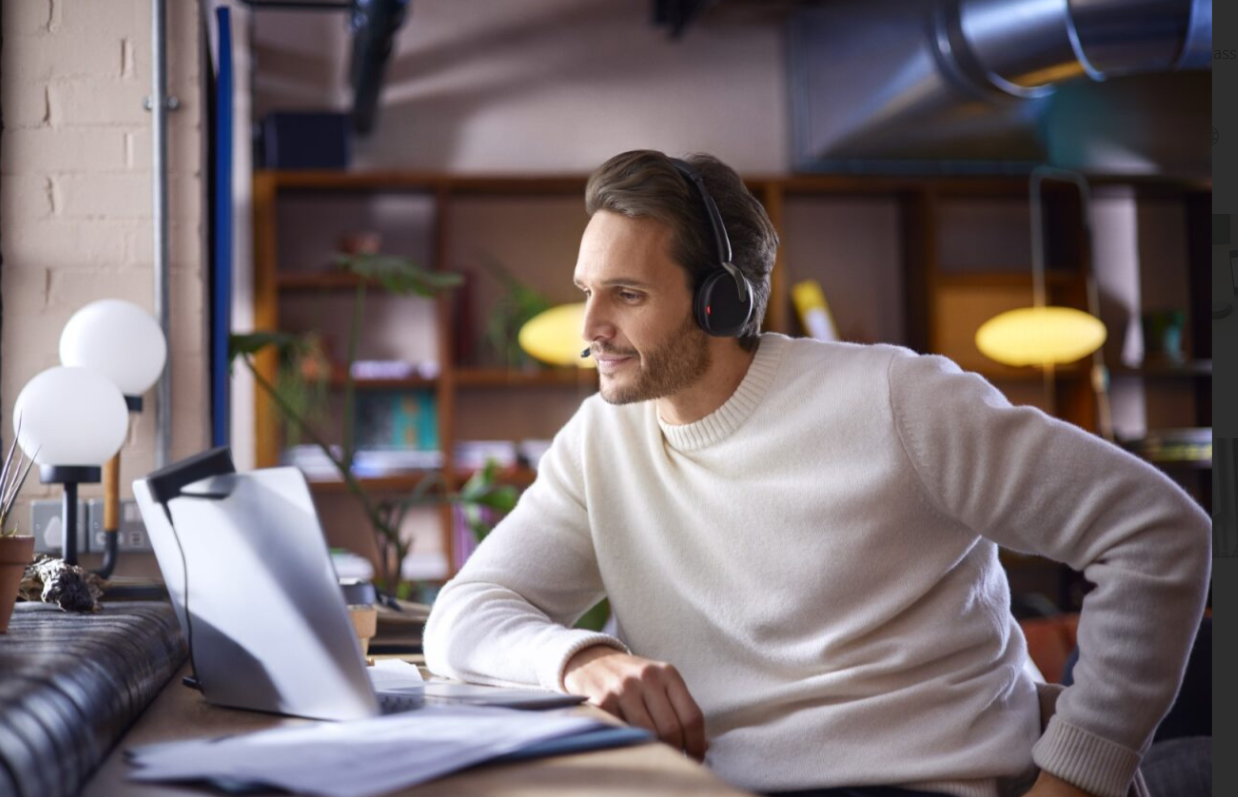 Profissional usando headset Jabra em videoconferência