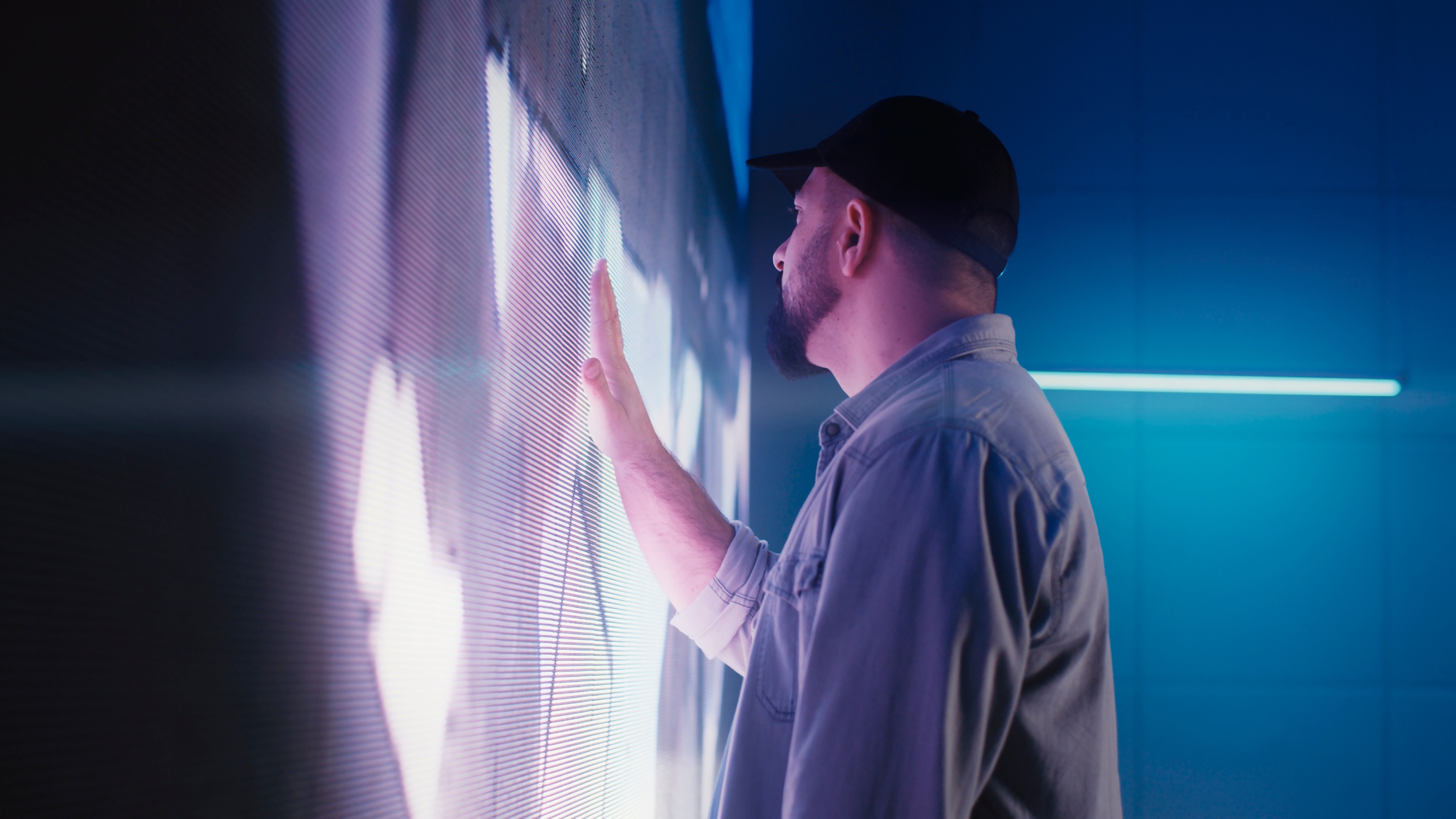 Painel LED Hikvision em ambiente corporativo