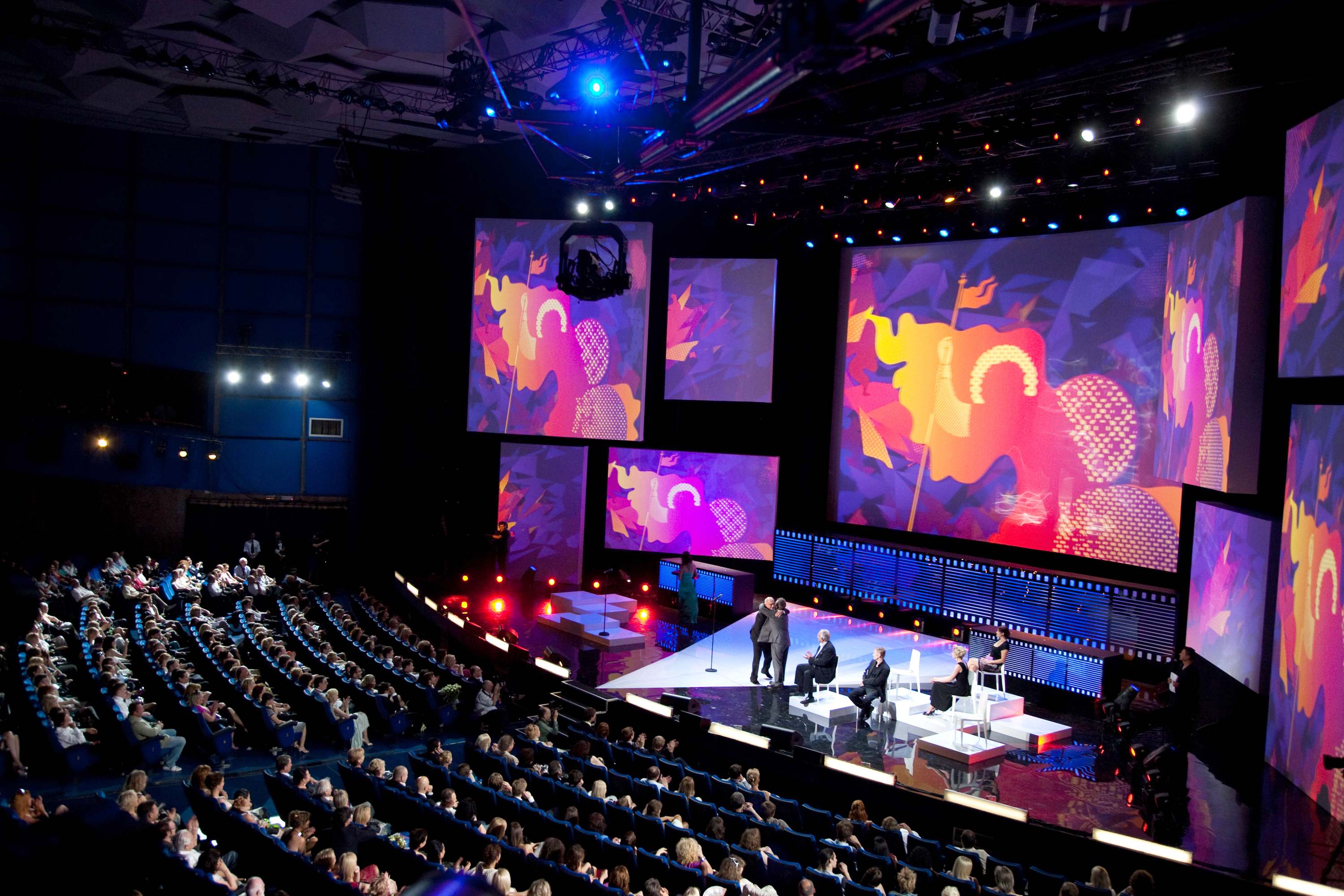 Recepção corporativa com painel LED Hikvision