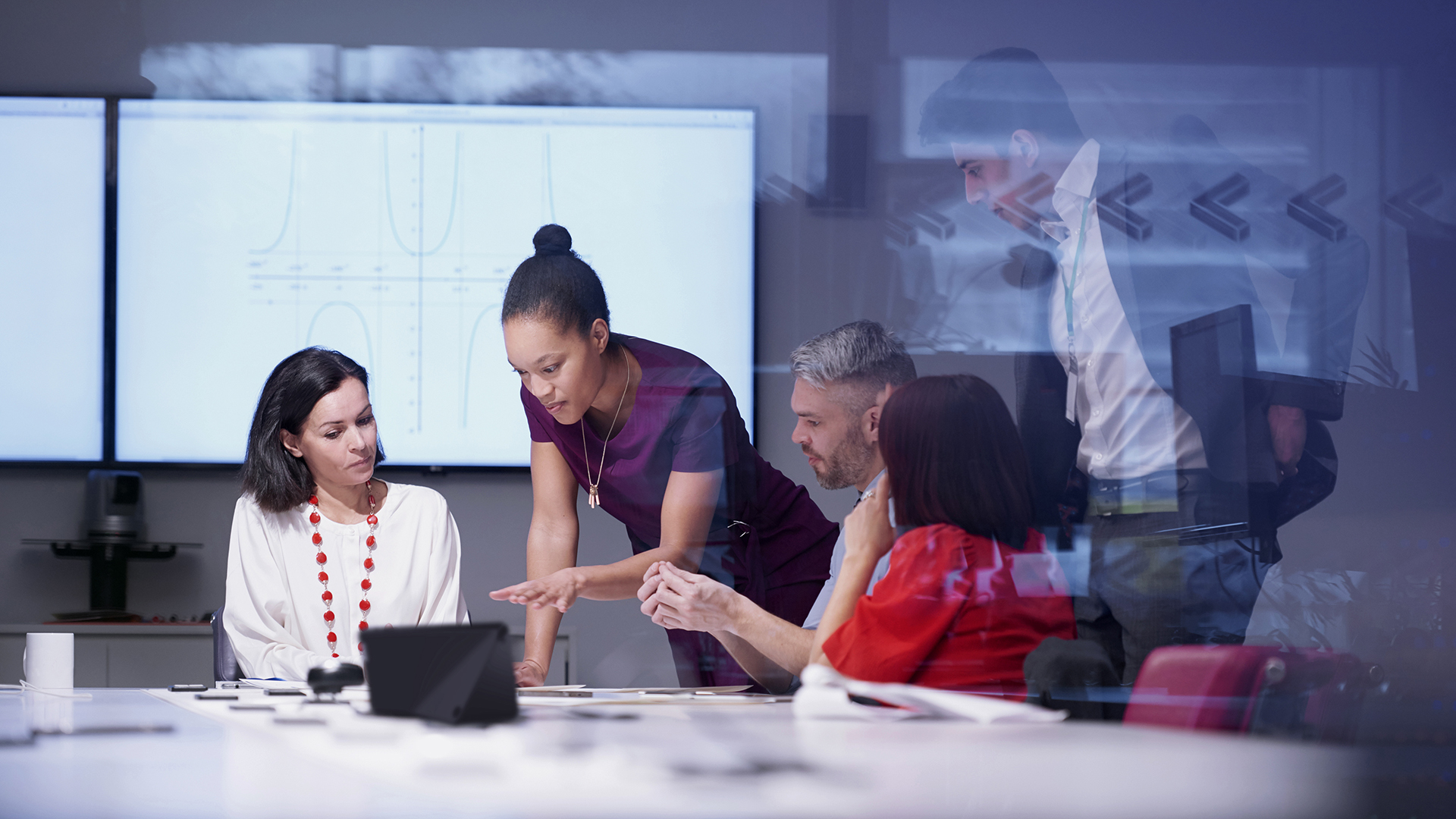 Ambientes corporativos com salas híbridas