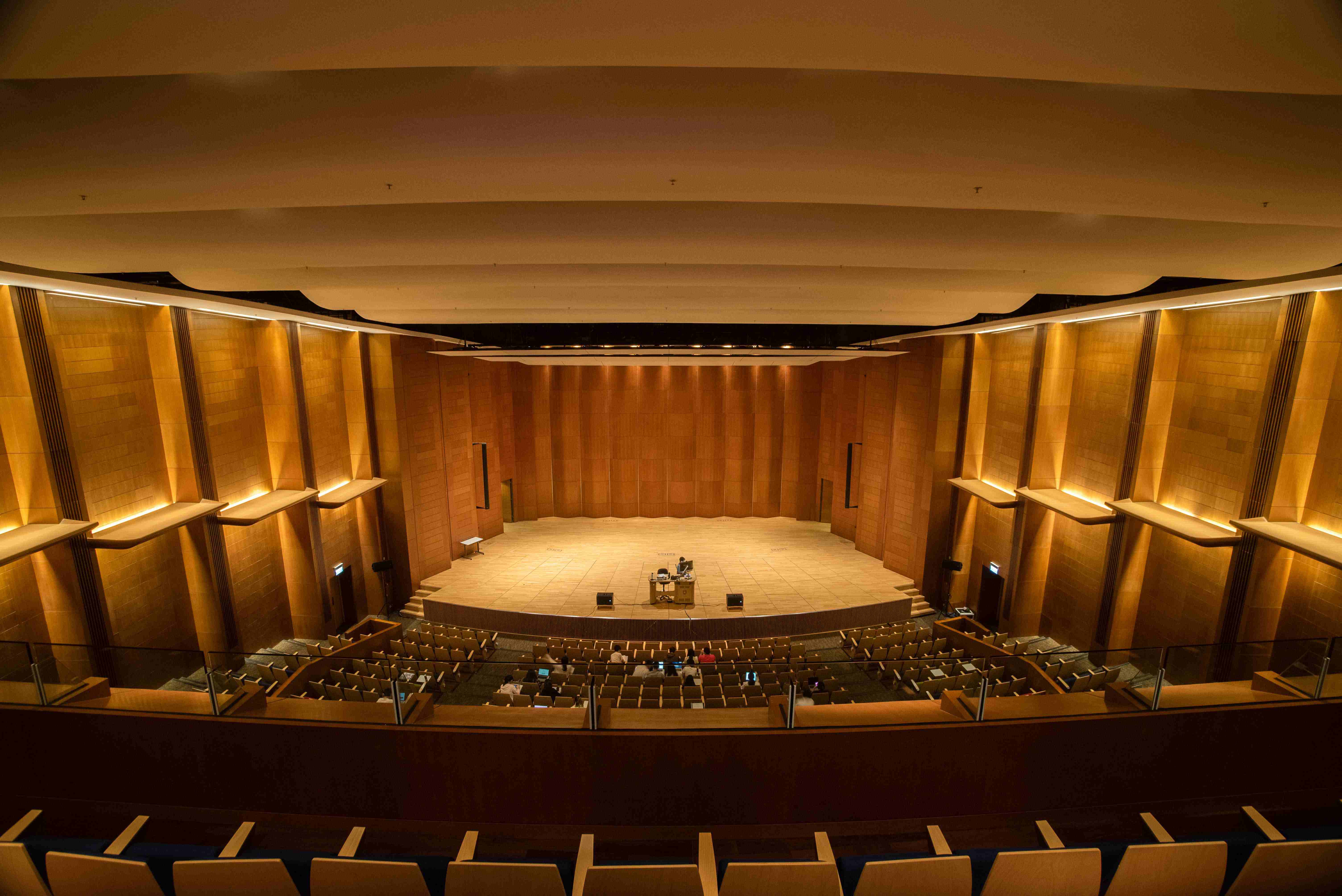 Espaços flexíveis e salas multiuso